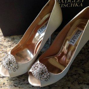 Badgley Mischka women wedding  Ivory Goodie Vansat Platforms heel Size 7